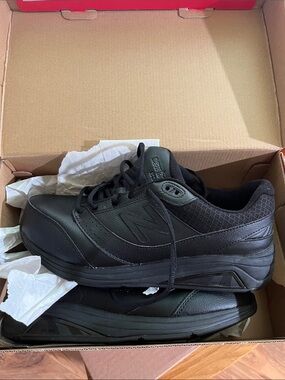 New Balance Women’s Black Athletic Walking Shoes
